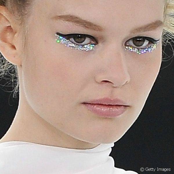 O glitter apareceu completando o delineado simples na passarela da grife Chanel, no desfile de alta-costura de ver?o 2014